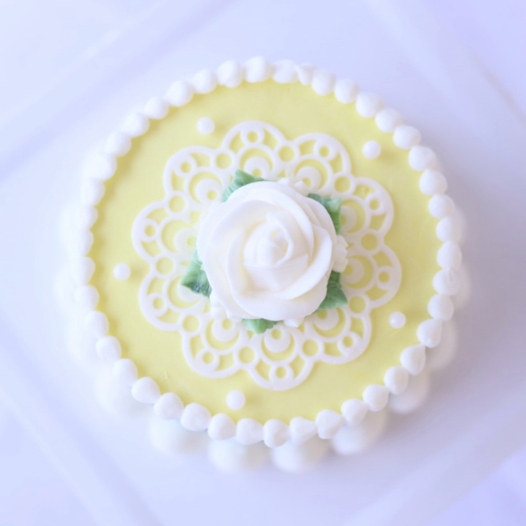 カルトナージュケーキ　Crochetイエロー3号サイズ